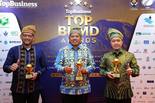 Bupati Siak, H Alfedri (tengah) didampingi Komisari PT BSP, Hendrisan dan Direktur PT BSP, Iskandar foto bersama usai menerima penghargaan TOP BUMD Award 2023.