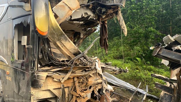 Bus Aero yang menabrak bagian belakang truk tronton di Tol Pekanbaru-Dumai (foto/ist)