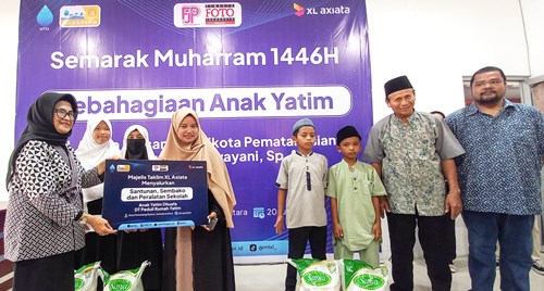 Walikota Pematangsiantar, dr Susanti Dewayani SpA (paling kiri) bersama Territory Sales XL Axiata area Pematang Siantar, Nazlan Mardin Nasution (paling kanan) saat menyerahkan santunan.(foto: istimewa)