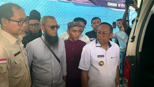 Direktur Perlindungan WNI Kemenlu, Judha Nugraha (paling kiri) saat mengantar jenazah Basri di terminal kargo Bandara Internasional SSK II Pekanbaru.(foto: meri/halloriau.com)