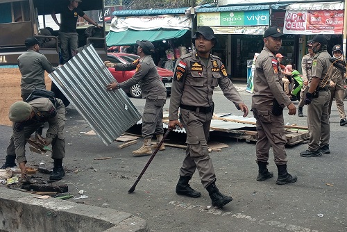 Satpol PP Rohil tertibkan kios di Bagansiapiapi.(foto: afrizal/halloriau.com)