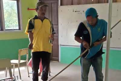 Orang tua murid terlihat bersiap-siap ingin melakukan pengecatan ruang belajar.