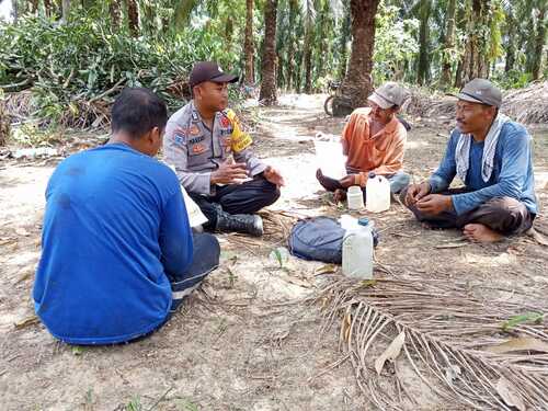 Polsek Simpang Kanan melakukan cooling system pasca pilkada serentak 2024 di Kepenghuluan Bukit Damar. (Foto: Afrizal)