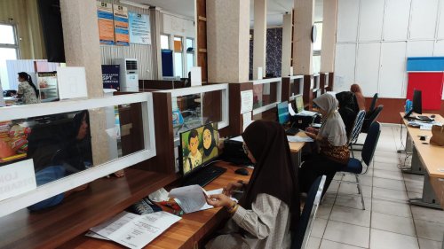 Disdukcapil Rohil masih membuka layanan Adminduk meski di hari libur (foto/afrizal)