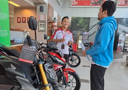 Salesman menjelaskan program yang sedang berlangsung ke konsumen. (foto: istimewa)