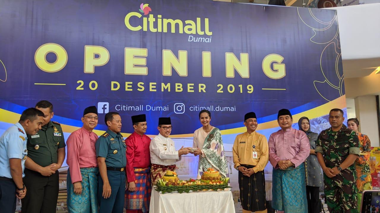 Walikota Dumai foto bersama usai meresmikan Citimall Dumai