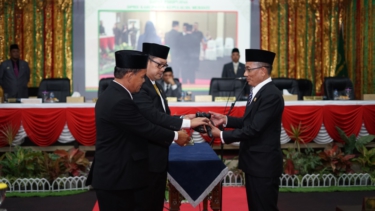 Prosesi pelantikan Fauzi Hasan sebagai Ketua DPRD Kepulauan Meranti
dilakukan penyerahan secara simbolis palu sidang yang diserahkan oleh wakil. ketua DPRD Iskandar Budiman kepada Fauzi Hasan. 