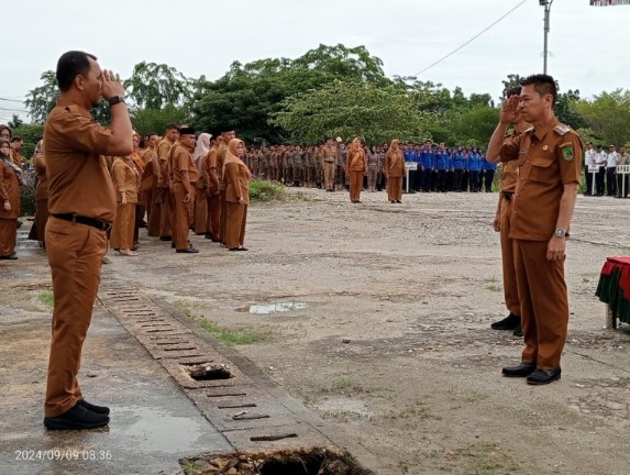 Bupati Afrizal Sintong memimpin apel hari pertama masuk kerja di halaman Kantor Bupati Rohil (foto/afrizal)