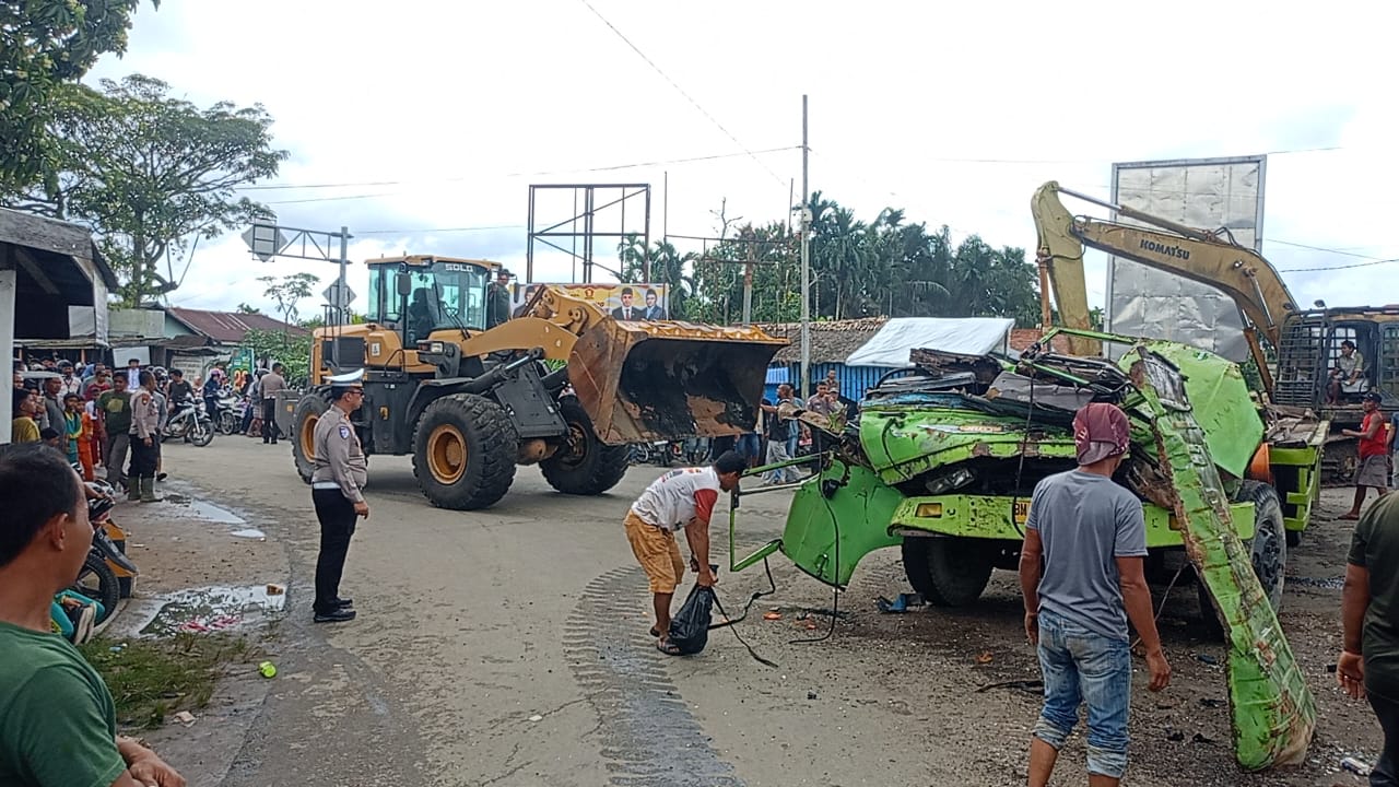 Kecelakaan lalu lintas di Jalan Lintas Rengat-Tembilahan (Foto/Ayendra)