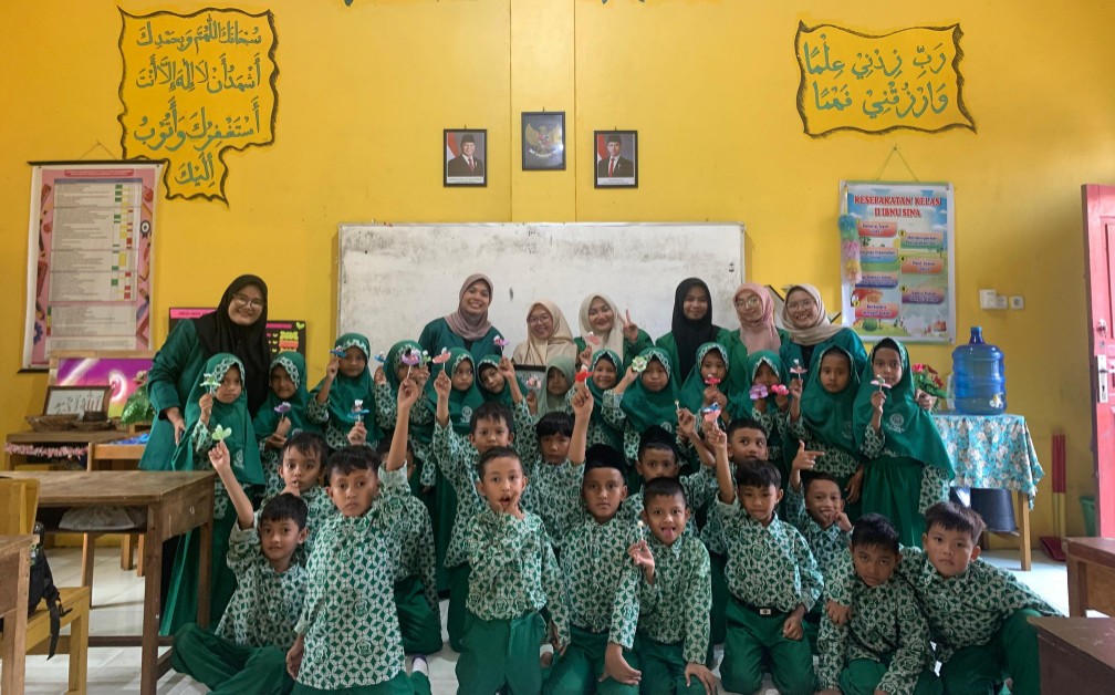 Mahasiswa Hubungan Masyarakat Umri sosialisasi digital di SD Islam Terpadu Fadhillah (foto/int)