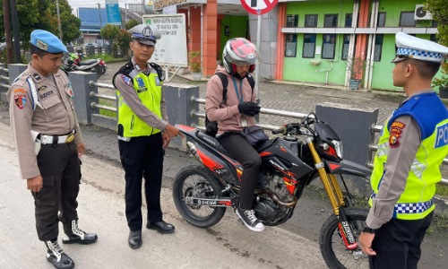 Pemotor menggunakan knalpot brong ditindak petugas saat Operasi Patuh Lancang Kuning 2023 di Inhu.(foto: andri/halloriau.com)