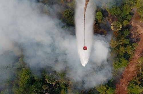 BPBD terus melakukan water boombing untuk memadamkan karhutla.(foto: mcr)