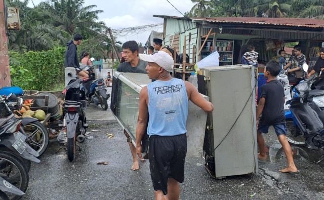 Warga masih sibuk angkut barang akibat banjir di Kelurahan Meranti Pandak, Kecamatan Rumbai (foto/riki)