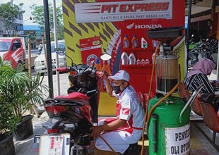 Mekanik AHASS sedang melakukan perawatan sepeda motor konsumen di PIT Express di AHASS (foto/ist)