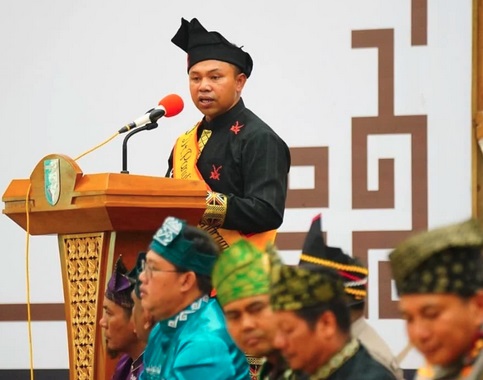 Gubernur Riau Abdul Wahid menerima gelar adat Datuk Panglimo Sati Indragiri dari LAN Kuansing.