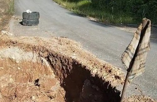 Separuh Jalan Muara Lembu–Pangkalan Indarung Amblas.(foto: tribunpekanbaru.com)