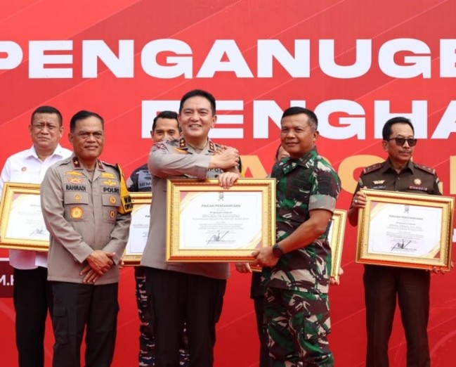 Kapolda Riau saat memberikan penghargaan                                          