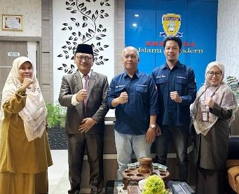 Head of SMK Muhammadiyah 2 Pekanbaru, Paiman Sanen SAg MPdI and Editor-in-Chief of Halloriau.com, Budy Satria. (photo: risnaldi/hallroiau.com)