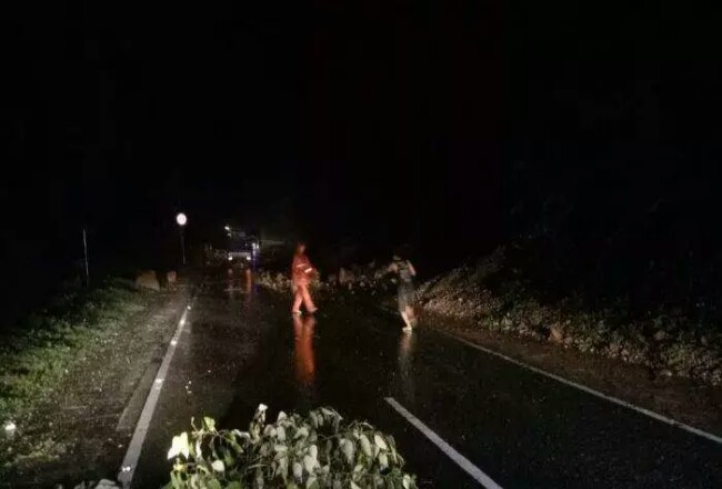 Lalu lintas Jalan Lintas Riau - Sumbar kembali terhambat karena kejadian longsor, Minggu (22/12/2019) malam. Foto: Tribunpekanbaru