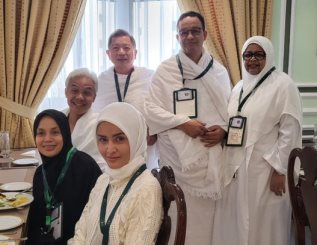 Anies Baswedan bersama Ganjar Pranowo di Makkah (foto/int)