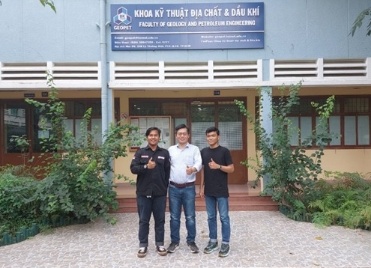 Riko Naufal (kiri) dan Daffa (kanan) bersama dosen di Chi Minh City University Of Technology (HCMUT) Vietnam (foto/ist)