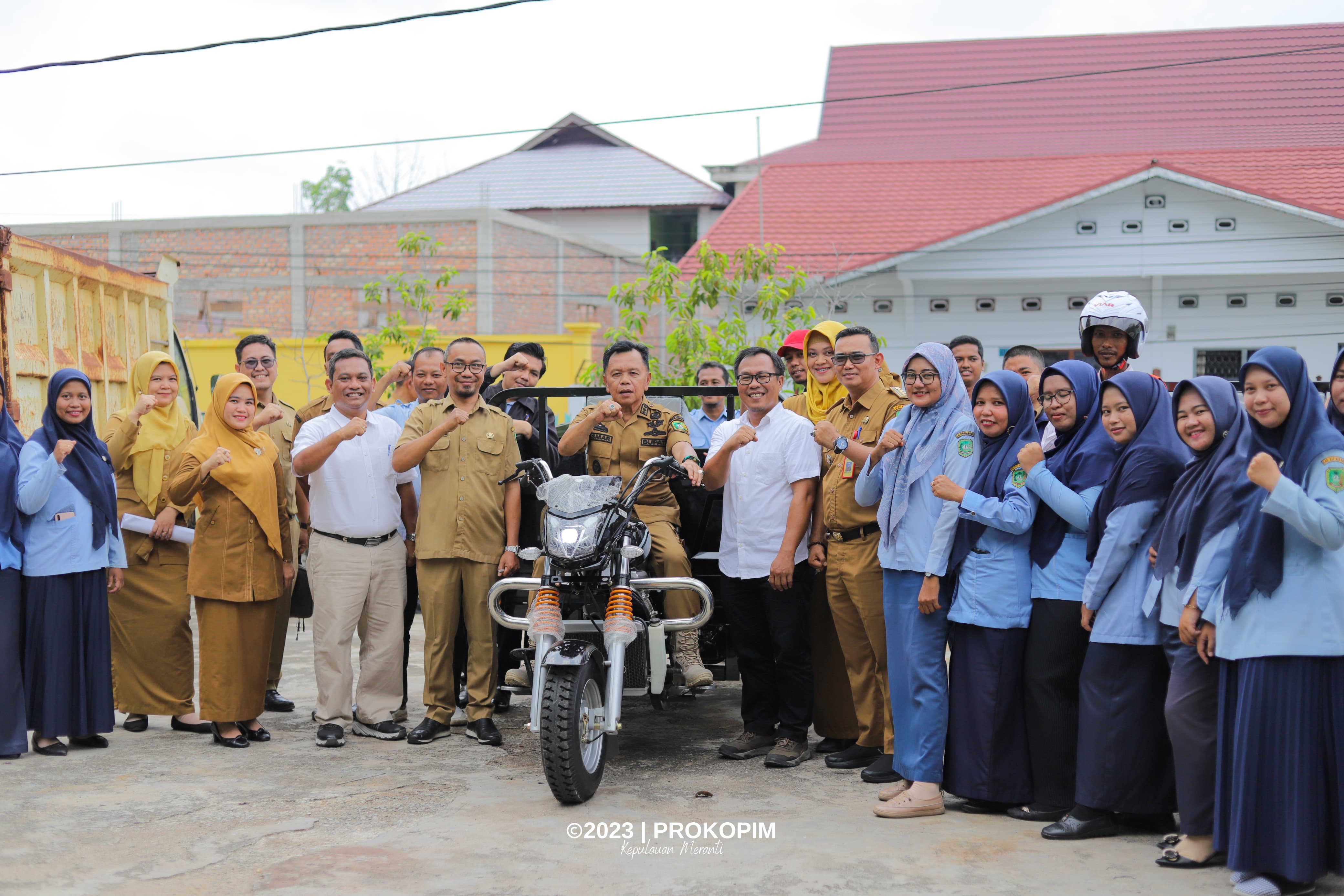 PT RAPP melalui program CSR memberikan bantuan 2 unit motor roda tiga pengangkut sampah.