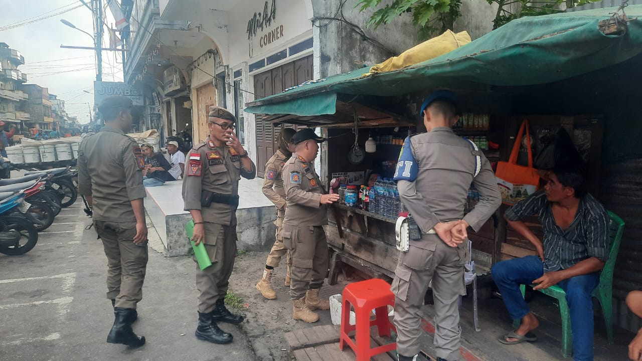 Tim URC Satpol PP Damkar Kepulauan Meranti menindak tegas penjualan tuak di Selat Panjang.