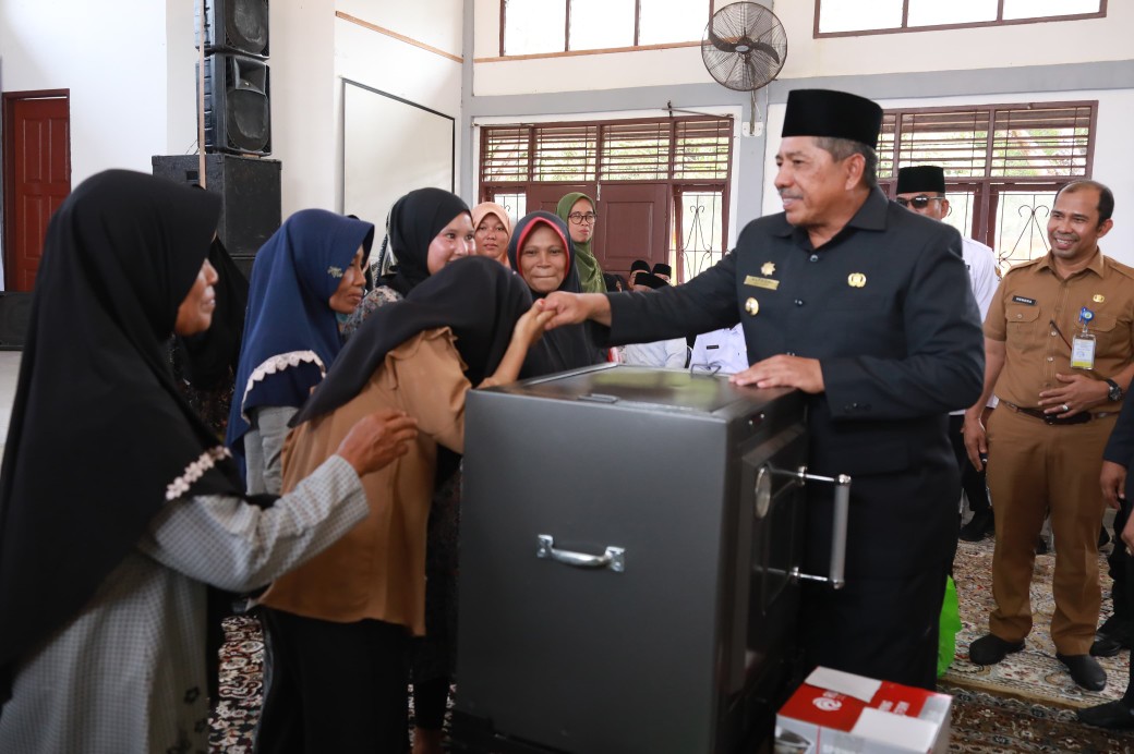 Bupati Siak, Alfedri serahkan bantuan alat produksi pangan ke warga dari tiga kampung (foto/diana)