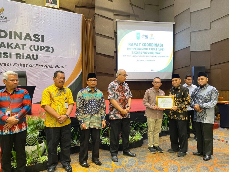 Pemberian penghargaan oleh Baznas Riau terhadap BRK Syariah di Pekanbaru (foto/ist)