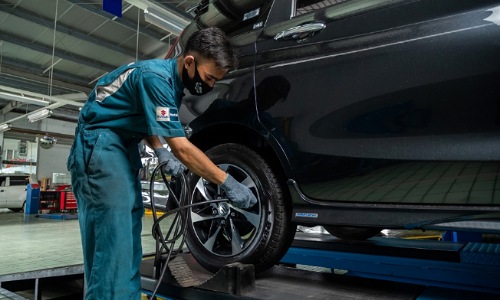 Mekanik Suzuki melaukan service di bengkel resmi Suzuki.(foto: istimewa)