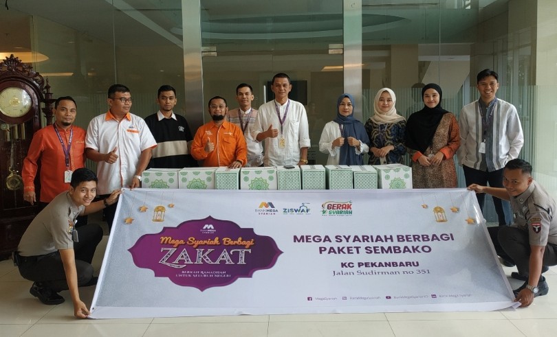 Pimpinan Bank Mega Syariah Kantor Cabang Pekanbaru, Adrimen menyerahkan paket sembako ke Lazismu Pekanbaru (foto/ist)