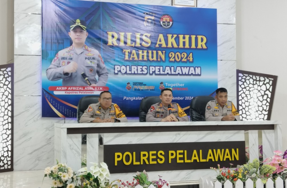 Kapolres Pelalawan, AKBP Afrizal Asri didampingi Kabag Ops Polres Pelalawan Kompol Maison, dan Paur Humas Polres Pelalawan, AKP Edy (foto/Andy)