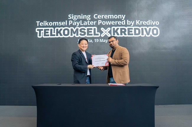 Telkomsel dan Kredivo berkolaborasi menghadirkan Telkomsel PayLater sebagai solusi layanan keuangan digital Buy Now Pay Later (BNPL) khusus telco yang ditandai dengan penandatanganan Perjanjian Kerja Sama antara kedua belah pihak di Jakarta, Kamis (19/5/2022).