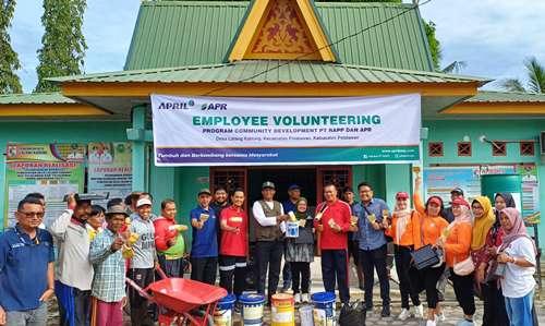 Karyawan RAPP dan APR bersama masyarakat desa bersama-sama melakukan pengecatan di area Kantor Desa Lalang Kabung.(foto: istimewa)