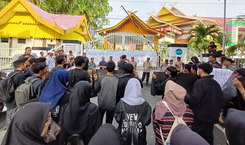 Aksi demo Indonesia Gelap di DPRD Riau.(foto: risnaldi/halloriau.com)