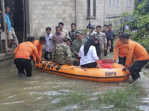 Bupati dan Wakil Bupati Kampar meninjau lokasi banjir di Desa Silam.(foto: int)
