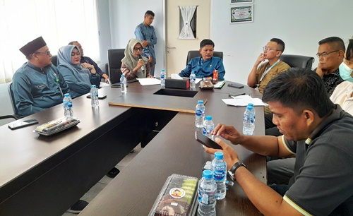 Direktur RSUD Teluk Kuantan, dr Benny Antomi MKed (An) SpAn saat memberikan klarifikasi terkait dugaan malpraktik.(foto; ultra/halloriau.com)