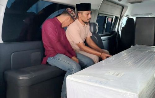 Jenazah Basri, korban penembakan APMM Malaysia tiba di Pekanbaru.(foto: sri/halloriau.com)