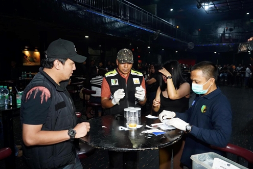 Polda Riau razia di MP Club Pekanbaru dapati 7 muda-mudi pesta narkoba.(foto: mcr)