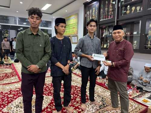 Penyerahan paket Berbagi Berkah Ramadhan oleh Dekan Fakultas Hukum UIR Dr Musa dan Prof Ellydar Chaidir kepada petugas kampus dalam acara berbuka puasa bersama di Fakultas Hukum UIR, Kamis (20/03/2025). (Foto: Istimewa)