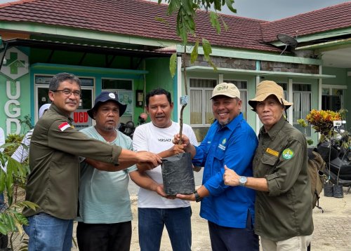 Prodi Doktor Ilmu Lingkungan Unri tanam pohon multifungsi di Desa Koto Masjid (foto/ist)