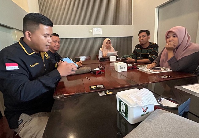 Senior Analyst PT Menara Mas Futures (kiri) memberikan penejlasan saat gathering bersama media di Pekanbaru, Rabu (12/6/2024). Foto Ist