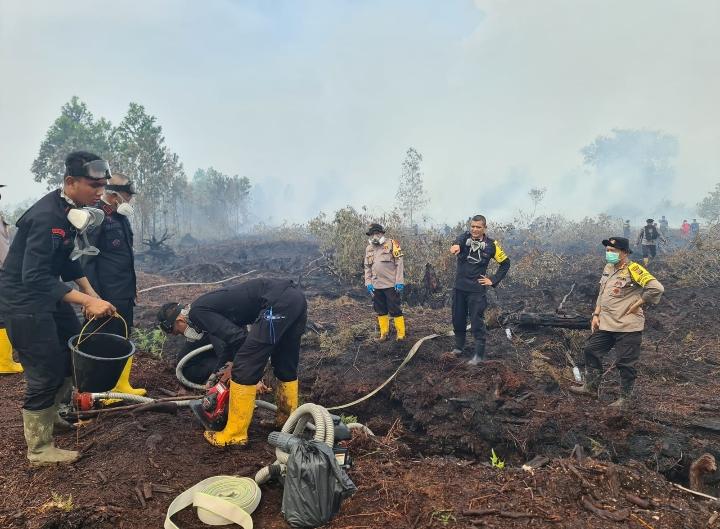 Tim gabungan melakukan pemadaman karhutla di Dumai-Bengkalis.(foto: klikmx.com)