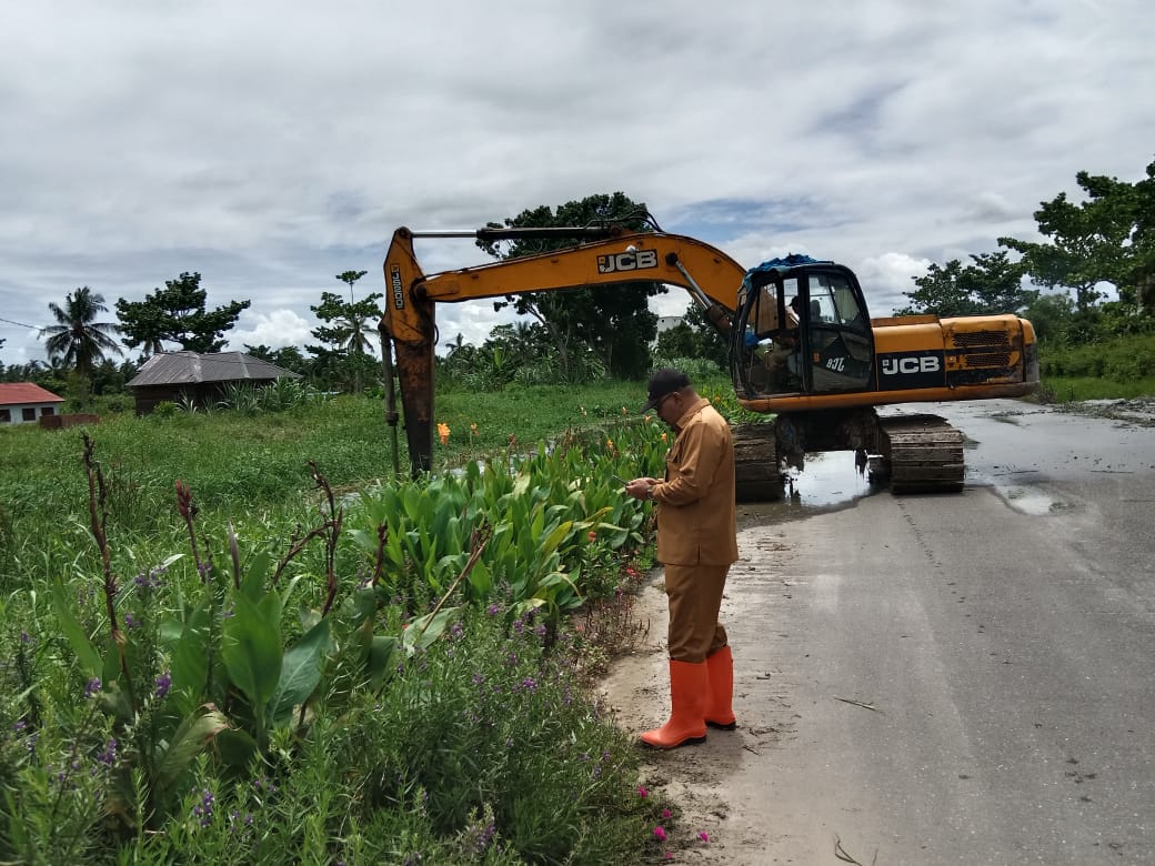 DLH Rohil normalisasi parit atmo Bagansiapiapi.(foto: afrizal/halloriau.com)