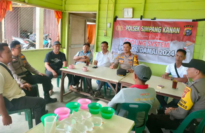 Polsek Simpang Kanan juga menyerukan Pilkada damai juga diberikan ke tokoh masyarakat dan pemuda (foto/afrizal)