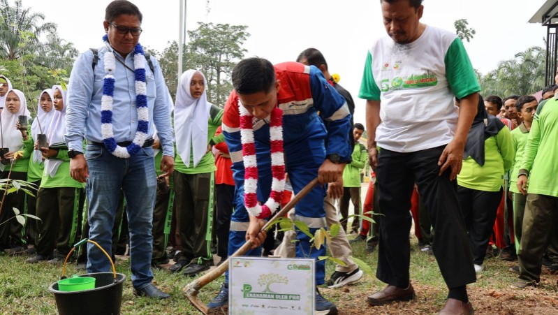 PHR tanam ratusan bibit pohon di SMKN 3 Mandau, Bengkalis dan SMAN 3 Bangko Pusako, Rohil (foto/ist)