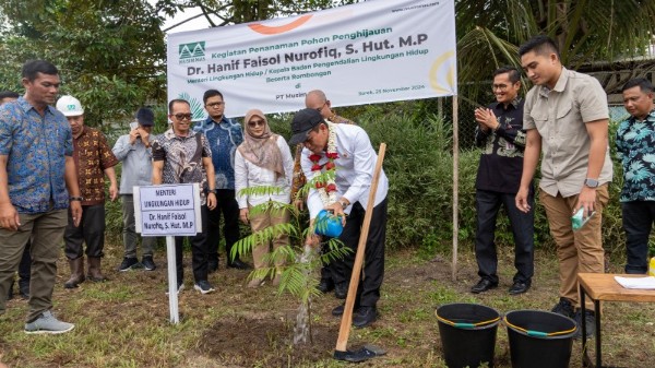 Menteri Lingkungan Hidup, Hanif Faisol kunjungi PT Musim Mas di Kabupaten Pelalawan (foto/Andy)