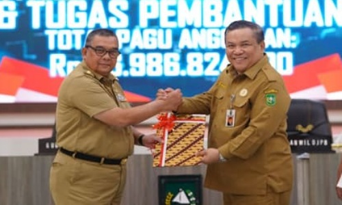 Gubernur Riau, Edy Natar Nasution dan Sekdaprov Riau, SF Hariyanto.(foto: int)