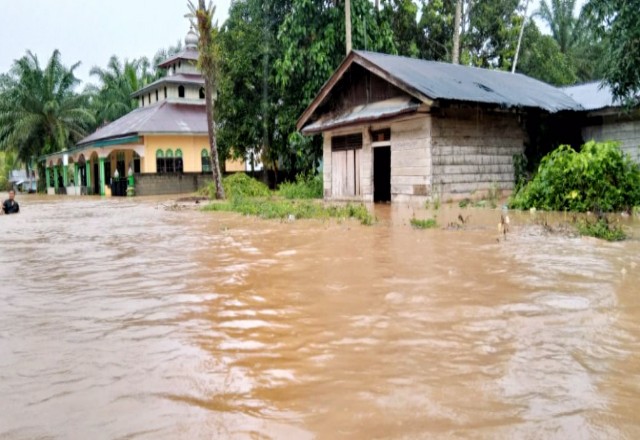 Air merendam 200-an rumah warga Desa RTH Kecamatan dan jalan, setelah meluapnya Sungai Pawan.
