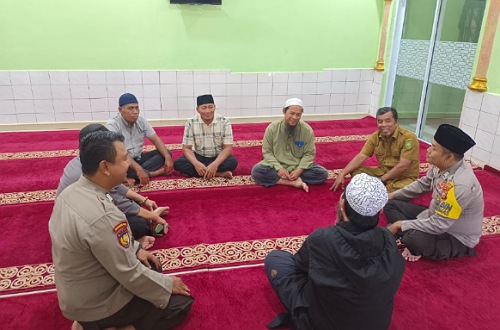 Personel Polsek Senapelan di Masjid Nurul Islam.(foto: istimewa)